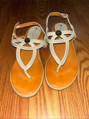 Mary Margaret Sealey Sandal Beige Strappy Thong Sandals Palm Decorative Button 9